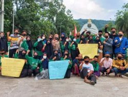 Kader FORSIPA Bagikan Ratusan Masker Kepada Pengguna Jalan