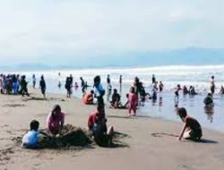 Pantai Citepus Ramai Jelang Ramadhan, Disayangkan Kotor Sekali