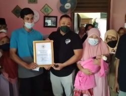 Ketua DPRD Kabupaten Sukabumi, Beri Penghargaan Siti Saroyah Sebagai Pejuang Pendidikan