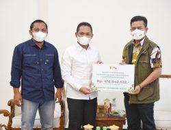 Bupati DS Salurkan Bantuan Erupsi Semeru Senilai RP.416 Juta   