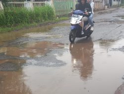 Jalan Kabupaten di Desa Keresek Seperti Kubangan Kerbau