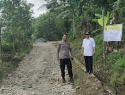 Pembangunan Jalan Rabat Beton Disambut Baik Warga Desa Cileungsing