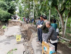 Jelang Lebaran Jalan Amblas di Cibuntu Simpenan Belum Diperbaiki, Warga Patungan Buka Jalur Alternatif