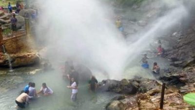 Objek Wisata Geyser Cisolok Dibanjiri Pengunjung Selama Liburan Sekolah