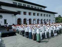 Peahkan Rekor MURI Pemakaian Sarung Tenun oleh ASN Terbanyak Bahkan Masuk Rekor Dunia, Luar Biasa!