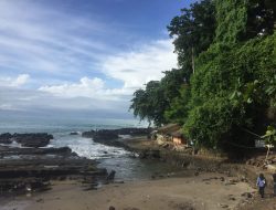 Pesona Kolam Alami di Pantai Karang Hawu, Wisata Edukatif yang Menarik Perhatian